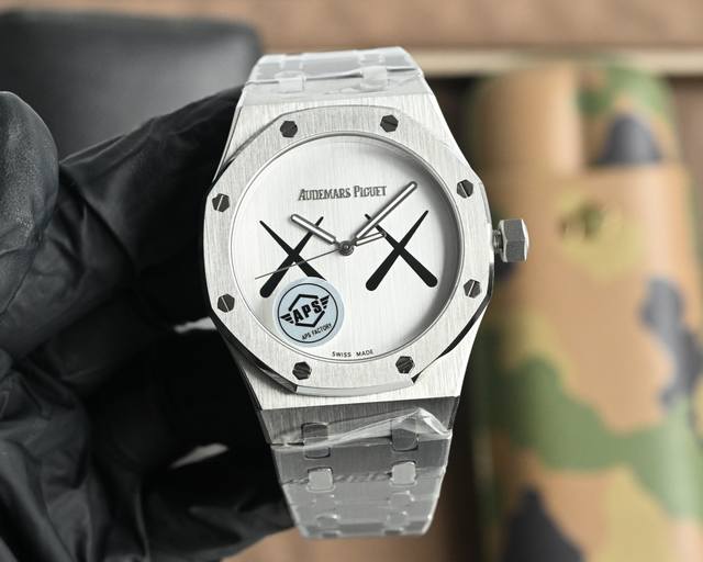 Aps出品 Kaws联名 升级V2版本 械男士腕表 搭载性能稳定的9015改Cal.4302机芯 超级蓝宝石玻璃 更加的耐磨防刮 超强夜光显示 每颗字面钉都是进
