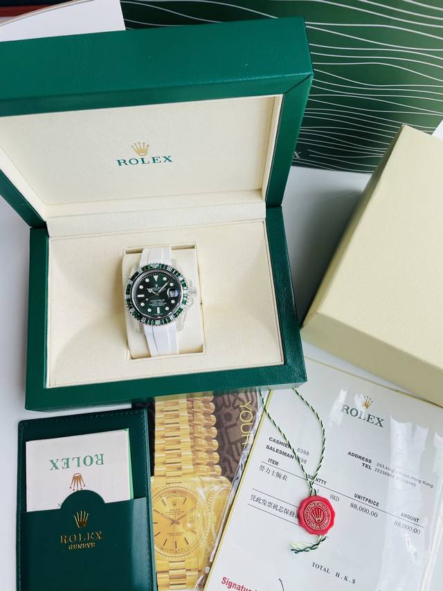 劳力士Phantomlab改装力作进口水晶 玻璃水晶系列 ，结合优雅现代美学和精湛制表工艺，首次推出具有出色硬度和耐磨性的进口水晶 玻璃水晶材质 ，质感纯净而通