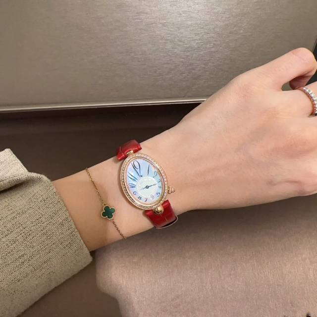 牛货 宝玑那不勒斯皇后 惊艳登场，高贵典雅，尽显女王风范！腕表尺寸36.5X28.5，鹅卵形表壳高雅大气，表壳外缘饰有钱币纹。表圈和表壳周围都是镶嵌，共117颗