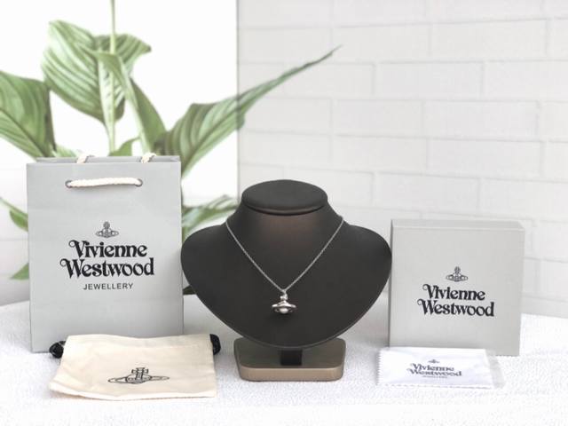 Vivienne Westwood 西太后 限定款土星星球吊坠锁骨项链 朋克教母Vivienne Westwood惯用的皇冠、星球及骷颅、以高彩度的色泽出现在胸