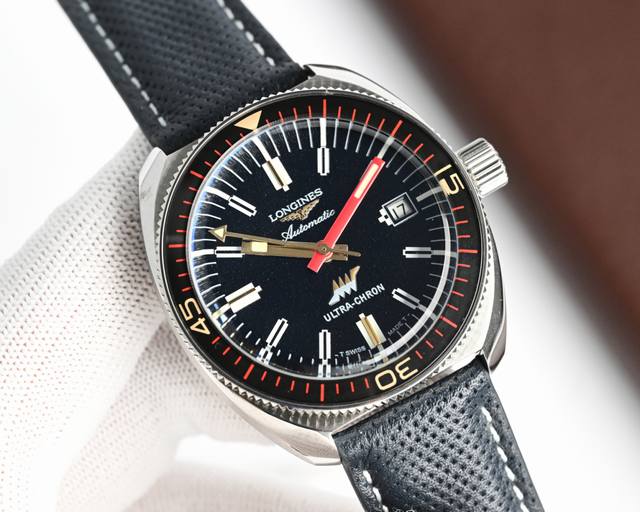 全新 浪琴表高频精密天文台系列 1. 43毫米枕形316精钢表壳，醒目的红色分针与时针均涂以夜光涂层，贼予表款鲜明的先锋运动风格，300米潜水深度。 2. 搭载