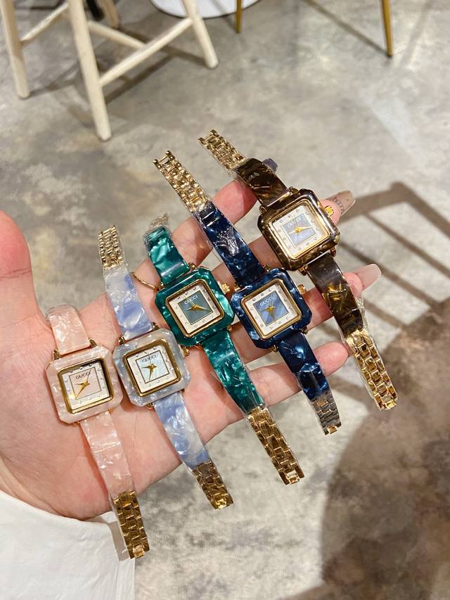 这款表盘使用了贝母材质，细腻而高雅，散发着淡淡的光芒。搭配夏天的衣服戴上它，简直是完美的组合！无论是日常工作还是出门逛街，都能轻松百搭哦～ 不仅外表美丽，内在也