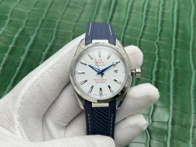 Jh出品欧米茄海马系列Aqua Terra 150米腕表 经典隽永的设计极具欧米茄品牌特色，采用最高版本的双卜蓝宝石镜面，更加透彻明亮，这种镜面表面是圆形凸出来