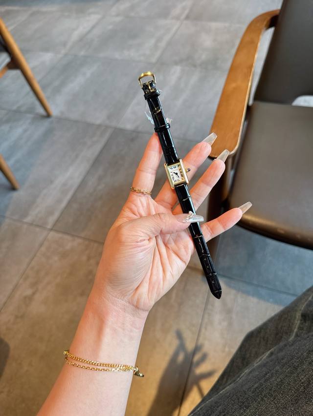 M8厂！最新版坦克迷你！蓝宝石玻璃，把头蓝宝石，底盖和扣跟原版一样，采用微雕工艺。冲压K金印记，字面10字位，罗马字里面的一排Cartier英文字。都用微印技术