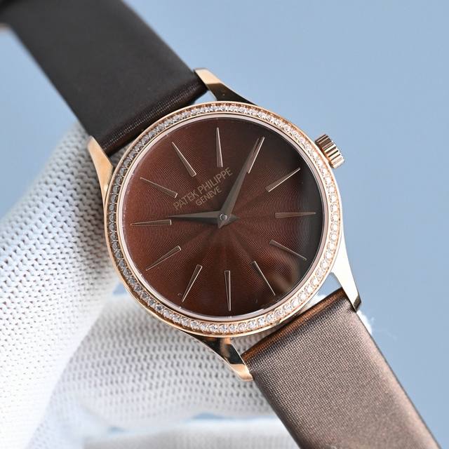 白壳 玫瑰金 新品女款百达翡丽古典表系列 4897腕表，强势推荐！ 古典魅力，经典重现，正装表王震撼登场。完美还原表中王者的独特质感和简约格调。 精彩细节 1.