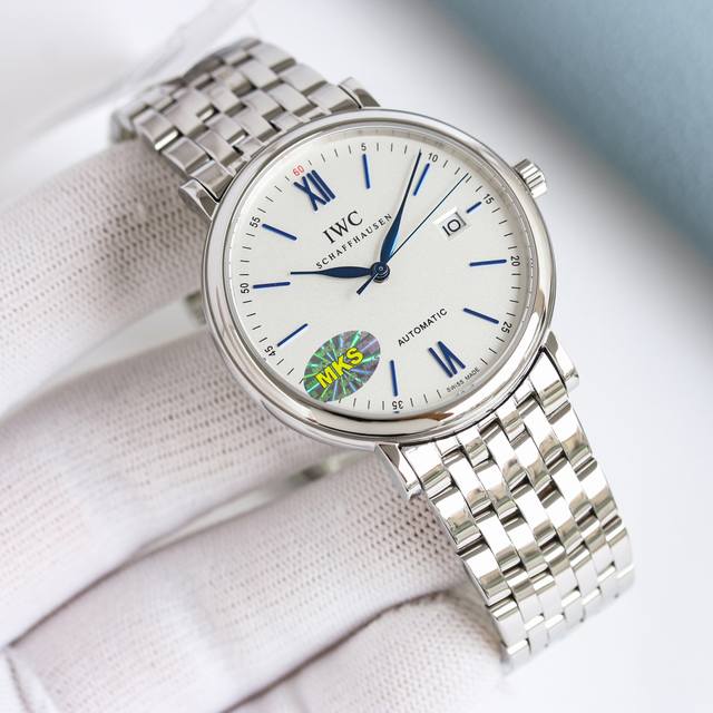 Mks重磅来袭 Iwc万国柏涛菲诺系列钢带款男表！最受欢迎的简洁，优雅，大气的正装风范手表！ 表壳 毫米的表壳！超薄厚度9.2Mm 瑞士级精工打磨抛光！使得外观