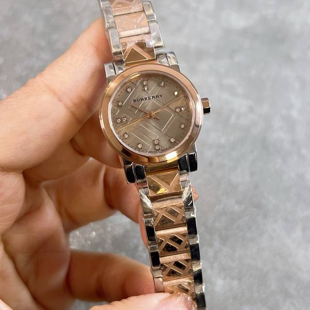 巴宝莉-Burberry 都市系列英伦风尚女士石英腕表，简约大气，大方优雅，集浪漫温柔以及运动风范的干脆利落于一身，让你在休闲时刻魅力无限，尺寸26Mm！