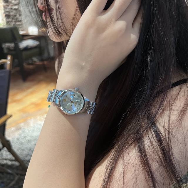 西太后碎冰蓝 小姐姐必备 清冷的色调，超显气质，无论是日常还是出街都超搭 真的是小姐姐们必备的单品呀~ ###西太后碎冰蓝