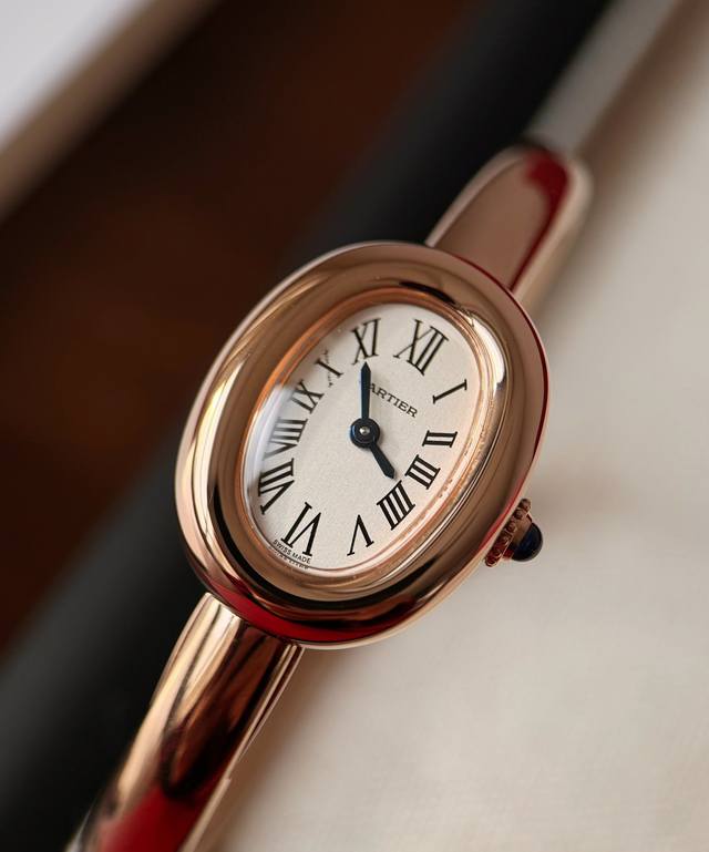 玫瑰金！-诚意之作！卡地亚 “浴缸”金镯腕表！这系列圆润复古的的腕表设计于1912年，Baignoire 浴缸 ，是卡地亚设计腕表的强大创造力的见证。它拥有独创