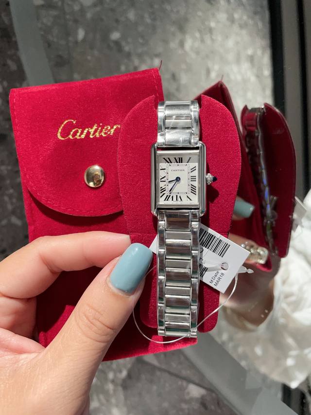 卡地亚 Cartier 坦克系列则推出Tank Must腕表，表盘由经典罗马刻度显示 搭配Must 系列方尖蓝宝石把头，表壳大小为中号：25.5Mm*33.7M