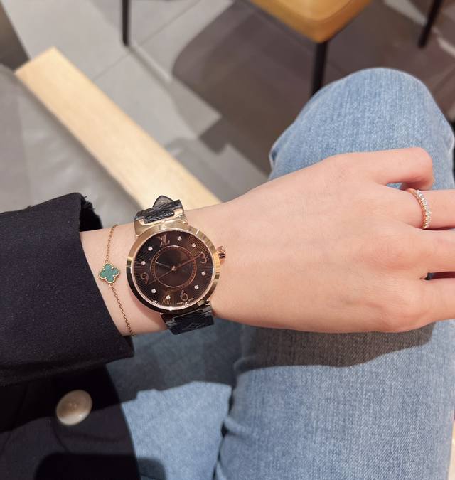 Lv 路易威登 三针超火款 蓝宝镜面，瑞士进口石英，不锈钢316精工外壳。加上牛皮袋子，整体好看，显得格外优雅！[亲亲][亲亲]，38Mm