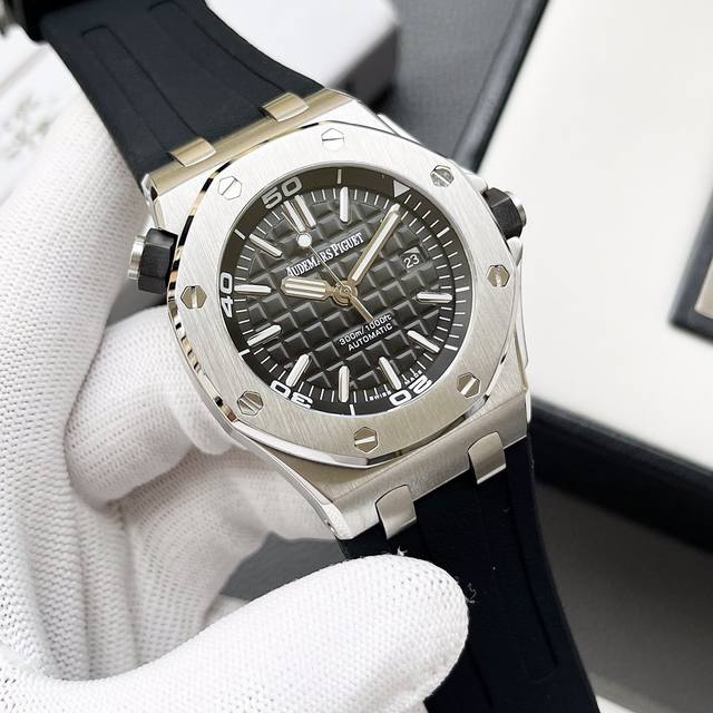 爱彼“皇家橡树离岸型”15703系列，终把A.有的八角型表圈表达出棱角分明的线条，搭载原版一致Cal.3120机芯，性能稳定，表盘尺寸42Mm，100米超强防水