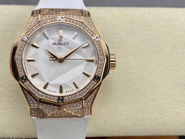 恒宝宇舶第二代经典融合的腕表以标志性的十二边形表圈和棱角分明的表壳和表盘，同样折射出迷人的光芒 机芯:采用海鸥2892三级打磨复制原装Hb 机芯完美与原装互换。