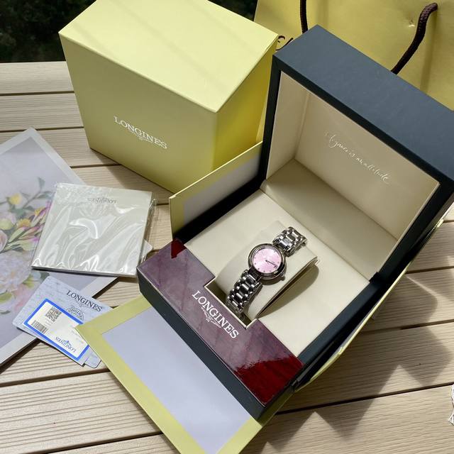 三码合一高版本极具奢华感 圆润的星月令人神往，这就是浪琴星月系列，其魔幻般的优雅魅力吸引着所有倾情于现在精致优雅风尚的女性！ 浪琴心月系列女表中的典雅执行者，系