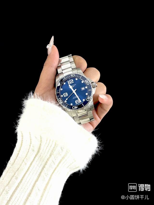 浪琴康卡斯 实物拿起来就是沉甸甸的感觉很有质感。 我觉得这是在我们这个年龄 颜值和价位都比较符合的一款手表 并且不管穿什么样的衣服呀，感觉戴起来都很正式。 这给