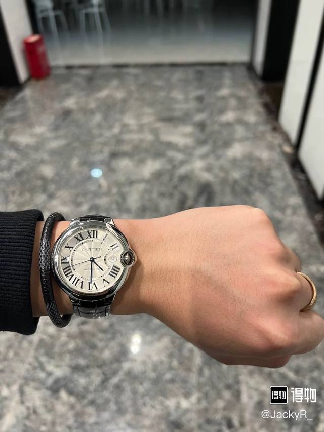 美洲鳄鱼皮款卡家蓝气球系列男款42Mm机械到货，原装瑞士Sw200机芯，男女款的尺寸决定了它们的机芯是不一样的，男款机械更高端一些，而且带日历，相比虽然高端，但