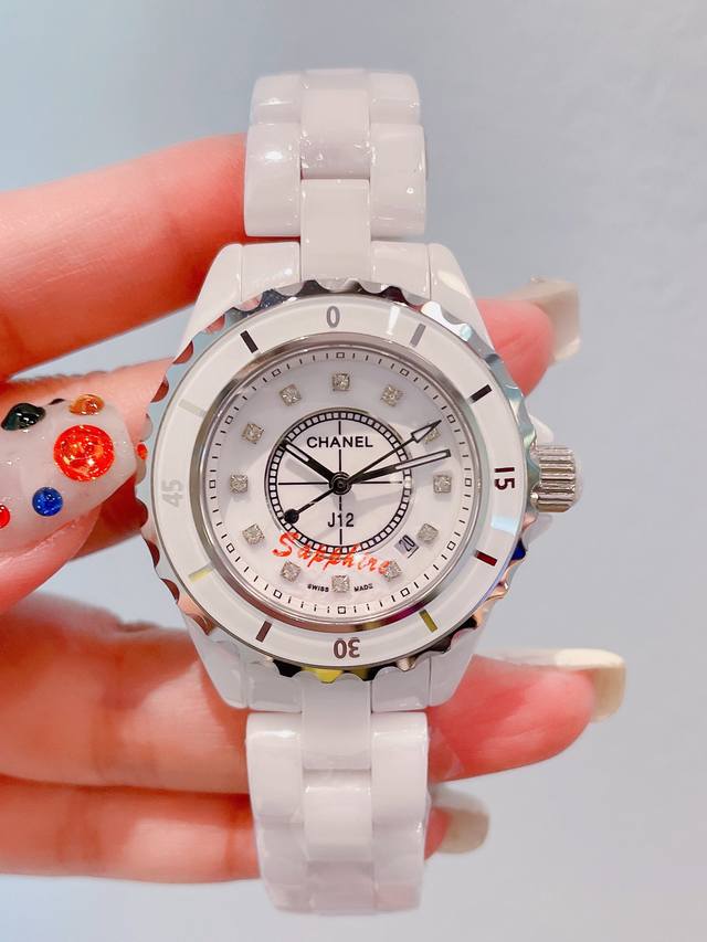 Chanel香奈儿J12系列，高科技全白色精密陶瓷表壳搭配钢镶边表圈，旋入式表冠，33Mm表径，蓝宝石玻璃镜面，钻面 数字面与你选择。陶瓷表带温润如玉，