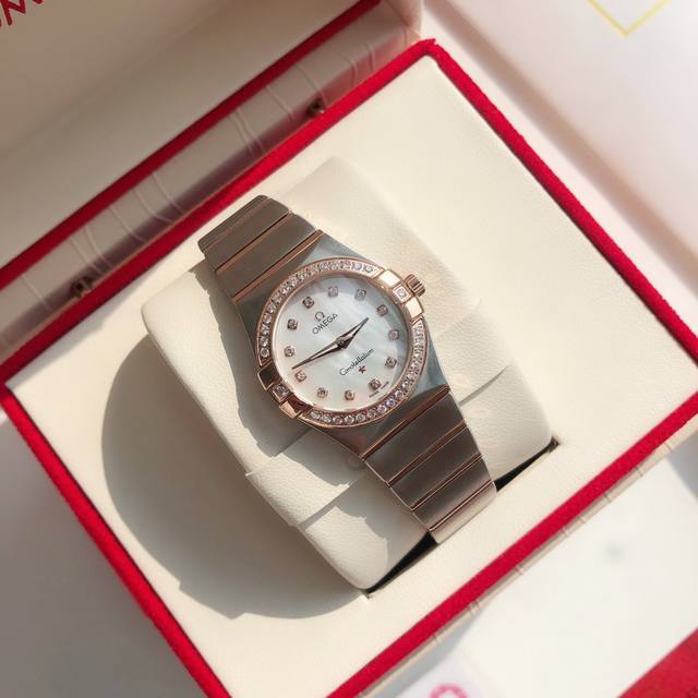 欧米伽四代星座永恒经典真钻款！ 星座系列很多客人在找外圈带钻的星座贝母表面此款硬货来了，非常过硬的内部渠道，代工厂P内部留出为数不多的原单真钻.数量有限，表壳镶