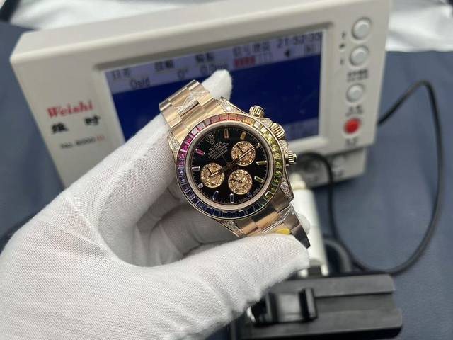 Zf工艺与优雅的巅峰之作 劳力士迪通拿中的皇者 彩虹圈迪通拿系列 彩虹Daytona的精髓就在于颜色渐变的外圈宝石。天然的宝石或多或少都有缺陷，采用的宝石会进行