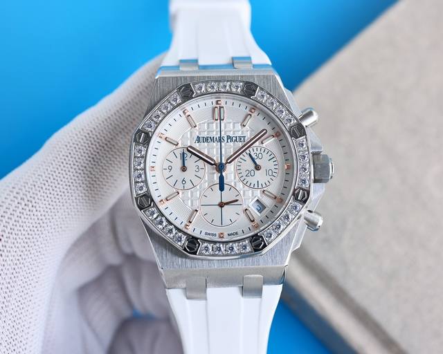 品鉴最新皇家橡树离岸系列计时石英腕表 A.P-爱彼皇家橡树离岸型系列，今年对于色彩的运用，表盘饰以Lady Tapisserie格纹装饰，呈现出更强的视觉冲击效