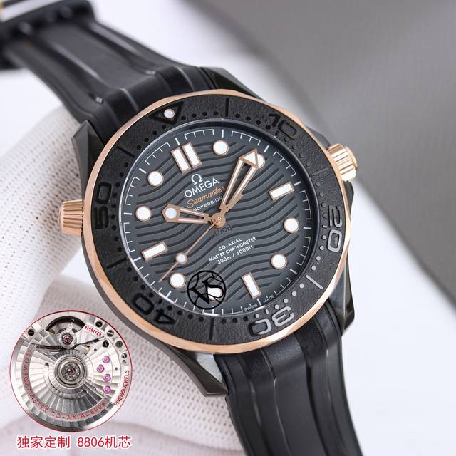 统一价： 墨黑海马，桀骜登场 欧米茄Omega海马系列300米墨黑腕表！ 1表圈、表盘均采用黑色氧化锆 21陶瓷制成。 2镂空指针及12点位的圆点，均覆有Sup