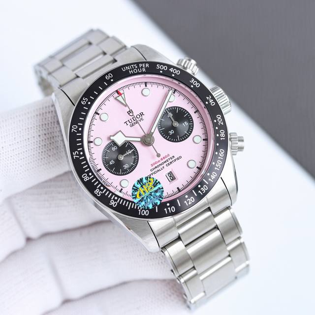 Tudor帝舵 碧湾计时型 Black Bay Chrono 精钢款腕表！ 细致刻画表盘完美对称，纹路清晰、提升质感与美感！采用磨砂及磨光316L精钢打造！直径