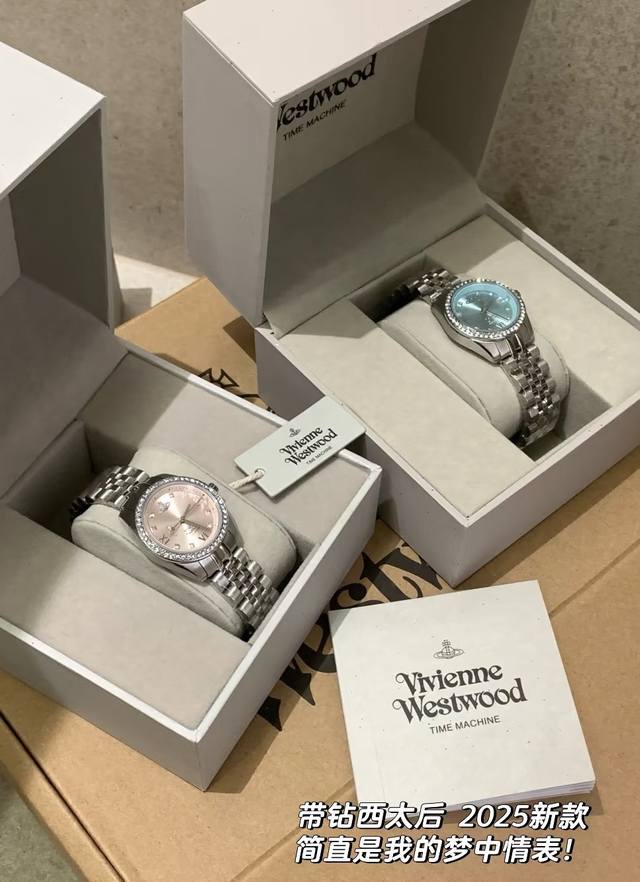 西太后手表的设计风格独具一格，充满了创意和想象力。她的作品常常打破传统的手表设计规则，采用非传统的材质和结构，却又不失优雅和精致。例如，她曾经设计过一款以太阳系