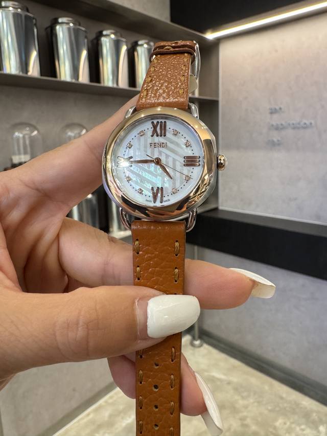 品牌：芬迪Fendi，Selleria系列，原单女士腕表，独特欧美风格设计，尺寸：36毫米表径，厚度：9Mm 蓝宝石玻璃镜面，头层真皮表带，字面沿用天然贝壳稀有