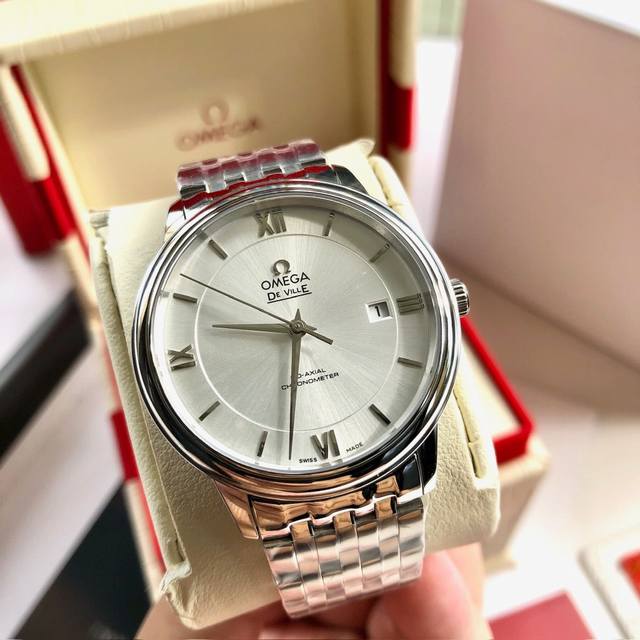 第三代碟飞系列男士腕表 休闲简洁 经典爆款 Gd碟飞系列再次刷新其外观细与原装一致的精髓，区别同年更新的第二代碟飞，采用与原装一致的透底设计，在搭配原装西铁城机