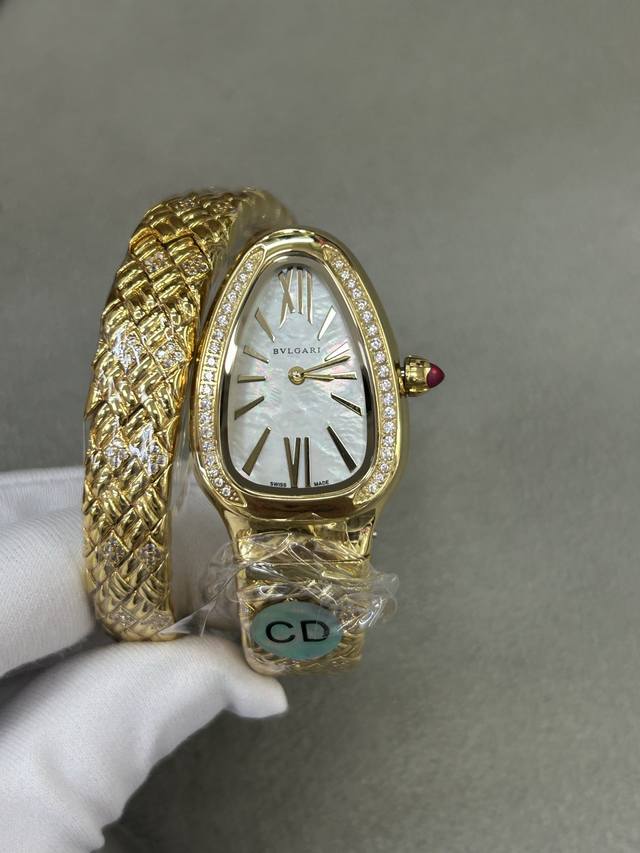 独家实拍图 Bulgari.Lgari新作棱形艺术 Serpentin Spig系列腕表103250 蛇形状独特艺术风格设计，内部采用记忆弹簧材质，珠宝材质锆石