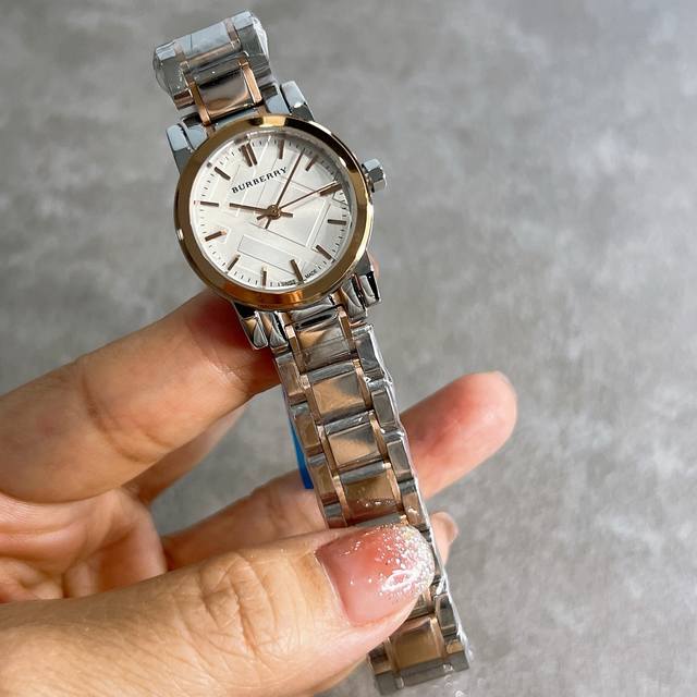 巴宝莉-Burberry 都市系列英伦风尚女士石英腕表，简约大气，大方优雅，集浪漫温柔以及运动风范的干脆利落于一身，让你在休闲时刻魅力无限，尺寸26Mm！