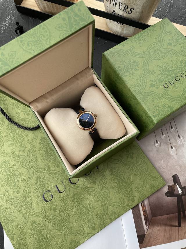 古驰 Gucci石英女表. 原装瑞士机芯、蓝宝石镜面、菱形图案表盘、不锈钢表壳表扣、小牛皮表带. 表径27 32Mm，完美品质。 纹理壳