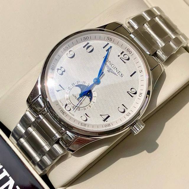 浪琴Longines原版开模，名匠系列月相男士腕表，采用316L精钢材质，银色与黑色麦粒纹饰及经典蓝色太阳纹！蓝钢指针与阿拉伯数字相互辉映，彰显优雅高贵，6点钟