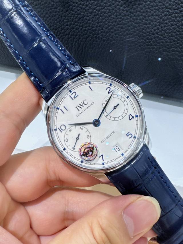 Aps Iwc万国 葡萄牙系列7天动能机械腕表 型号Iw500713。Iwc葡萄牙系列诞生于20世纪30年代，设计堪称典范，不仅尺寸醒目，更饰有简约的阿拉伯数字