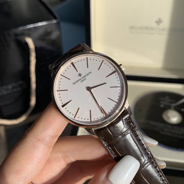 这款超薄江诗丹顿难得的正装手表，整个表盘非常的简单大方，没有任何装饰，儒雅风度的男人首选简到极致的双针设计，细看表针与装饰，清爽简洁。40Mm表盘尺寸大小适中极