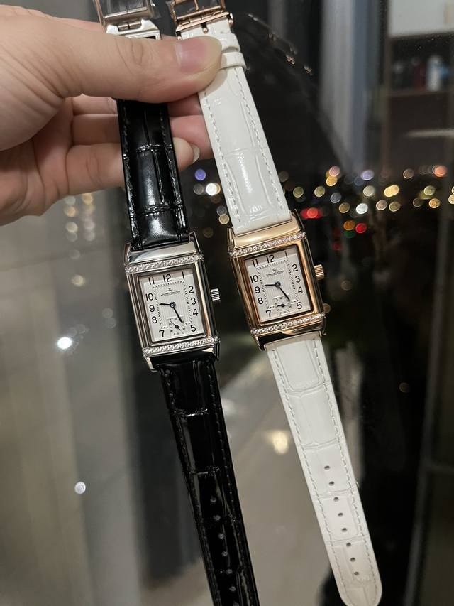 金+30新款积家经典翻转系列高级女士腕表[飞吻][飞吻]精钢表壳，独特设计180度旋转翻盖，内置瑞士石英机芯，走时精准稳定！真皮表带，尺寸1比1，尺寸：23*3