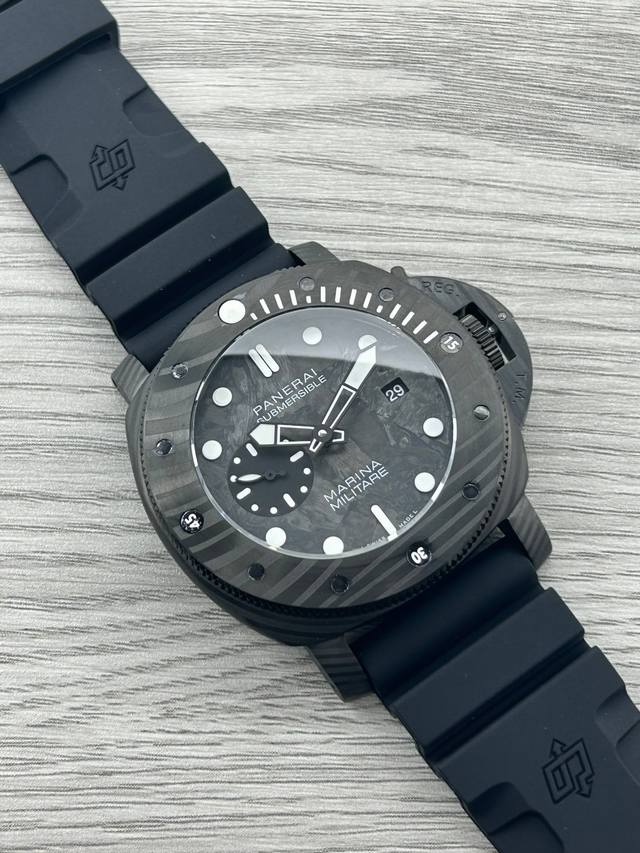 沛纳海--Panerai Pam02231 类型：男士顶级腕表 机芯：全自动机械机芯 表壳：316L精钢表壳 镜面：矿物强化玻璃 皮带：天然橡胶 尺寸：直径42