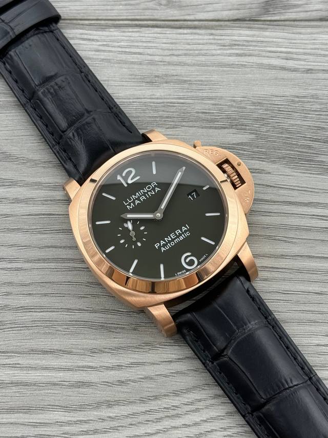 沛纳海--Panerai Pam 类型：男士顶级腕表 系列 ：Luminor Pam 机芯：全自动机械机芯 表壳：316L精钢表壳 镜面：矿物强化玻璃 皮带：进