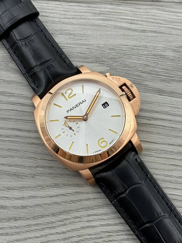 沛纳海--Panerai Pam 类型：男士顶级腕表 系列 ：Luminor Pam01336 机芯：全自动机械机芯 表壳：316L精钢表壳 镜面：矿物强化玻璃