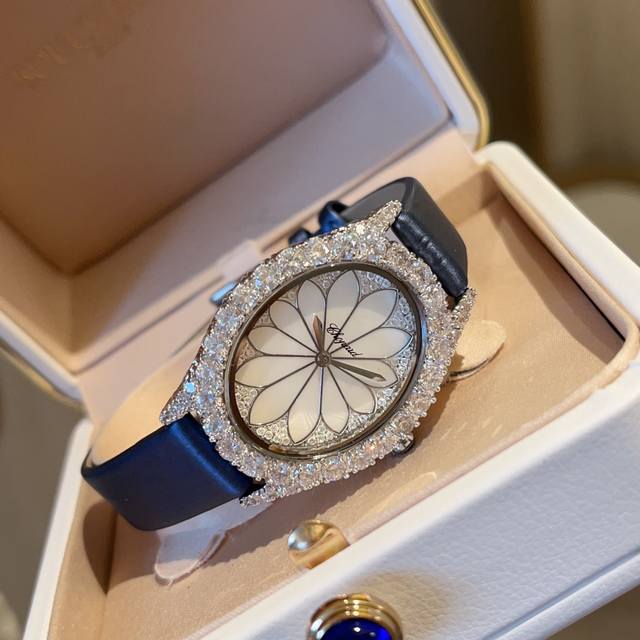 Chopard肖邦L‘Heuredudiamant#系列腕表，采用品牌标志性“皇冠爪镶”工艺，以精湛技艺与风格为女性之美谱写出一曲奢美的颂歌，一如作品上镶嵌的耀