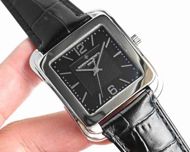 白壳 ，金壳 江诗丹顿 历史名作系列 光泽亮丽的方形外壳，内衬简洁的麦穗面盘，搭配意大利小牛皮表，最大限度还原正品的艺术感官。 表壳 采用同原装一致的超声波抛光