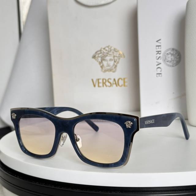 Versac*Model: Ve6794Size: 52 ports 19-140