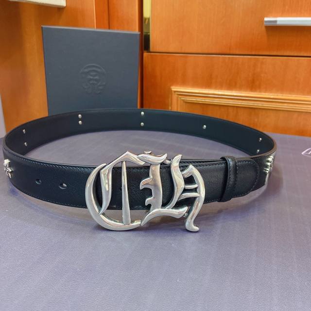 The detachable Tekro heart is made of pure copper and silver 925 hardware. The i