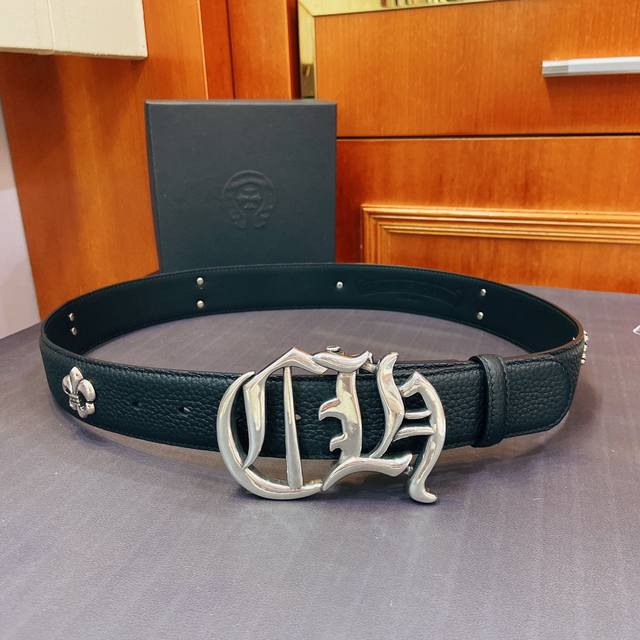 The detachable Tekro heart is made of pure copper and silver 925 hardware. The i