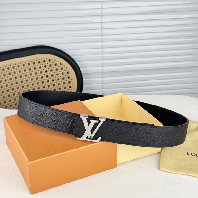 The Lv Dimension 4.0 belt introduces a classic style into a new size design. The