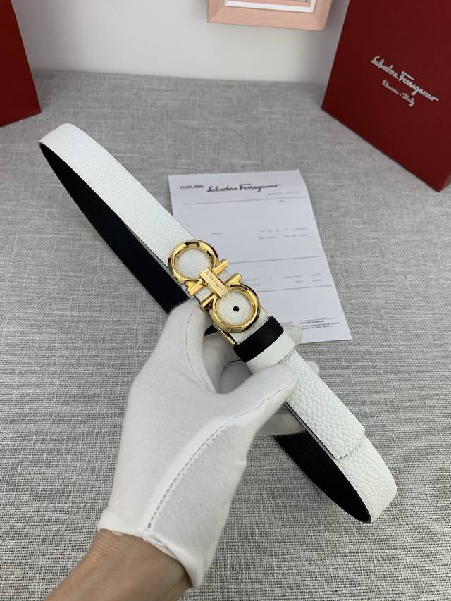 Ferragamo women's belt, size 2.5cm. Signature Gancini logo, leather belt. Versat