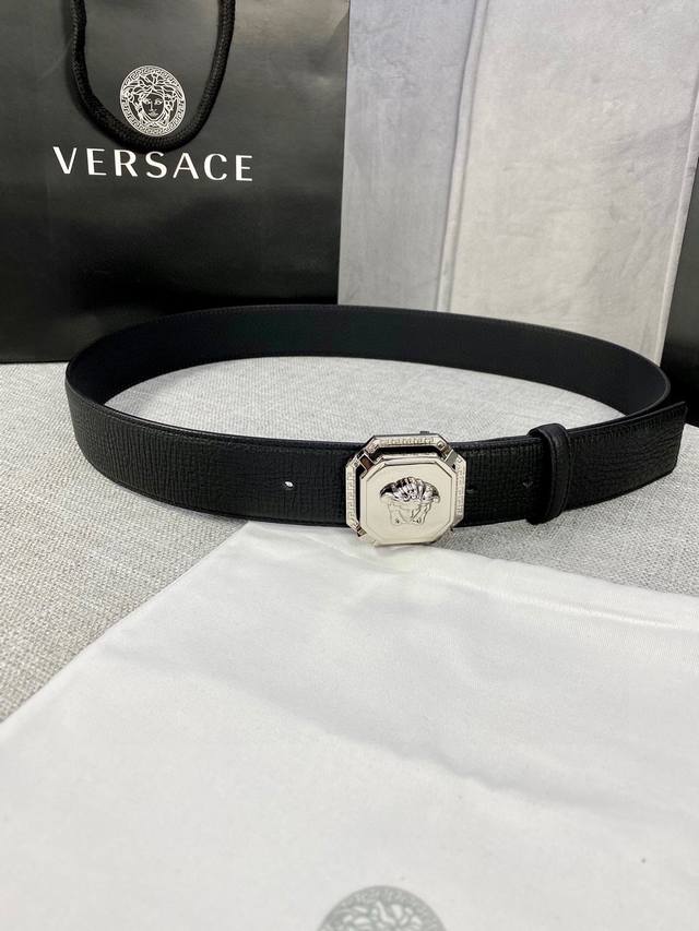 Width: 4.0Cm The Versace Vientiane belt features the iconic Versace Medusa head