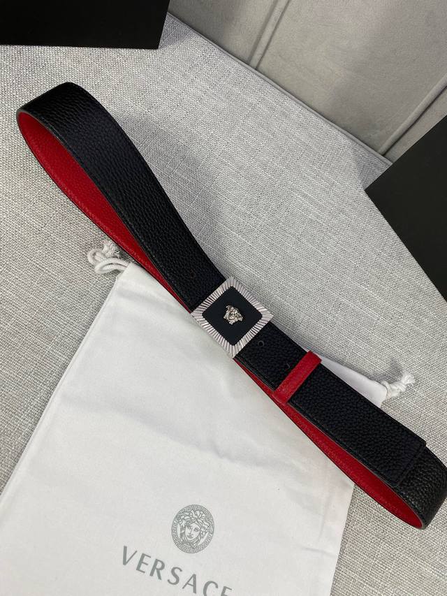 Width: 4.0Cm The Versace double-sided pebbled belt is decorated with the iconic