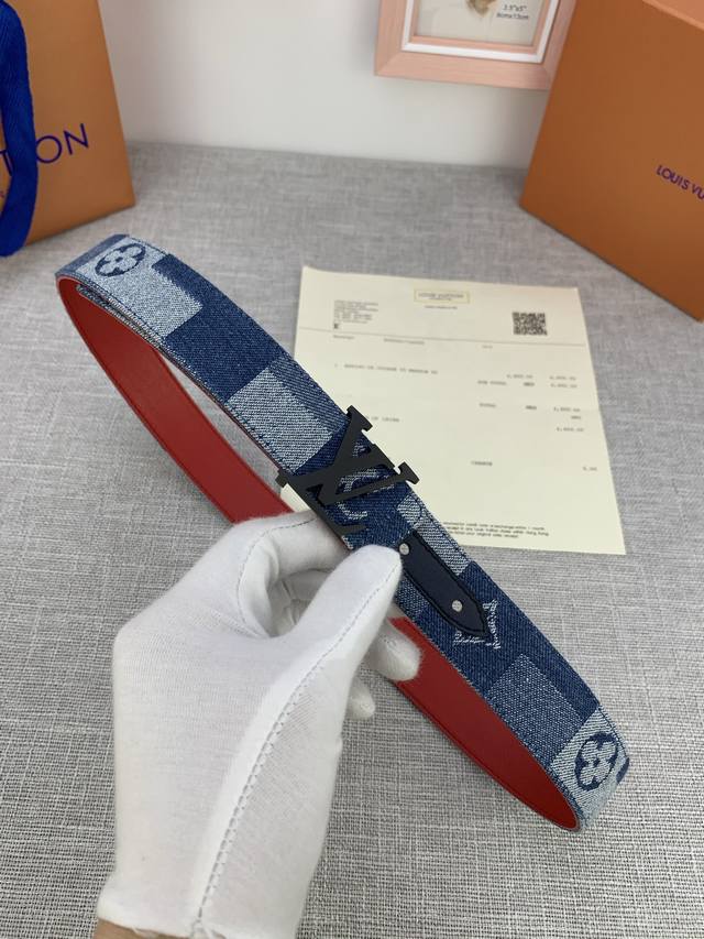 3.0 wide Lv Iconic belt innovates classic elements from a trendy perspective. Th