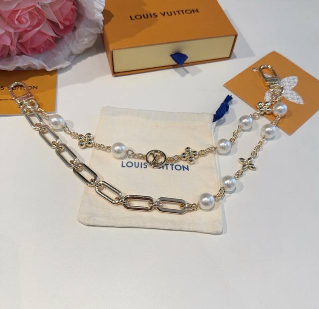 Lv keychain bag chain Figaro belt chain is designed with a double chain forged i